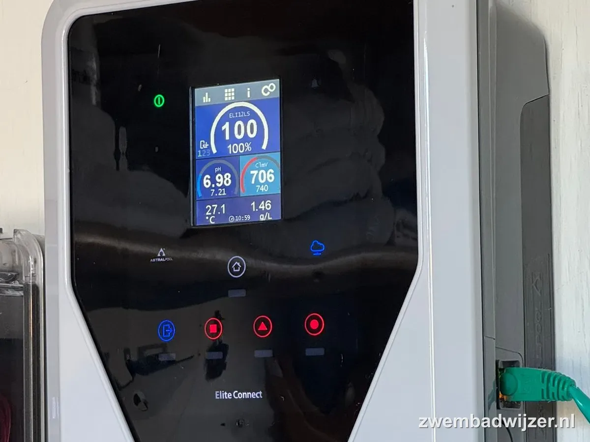 Astral Pool Elite Connect besturing aan de muur met scherm met pH, ORP, temperatuur en zoutgehalte