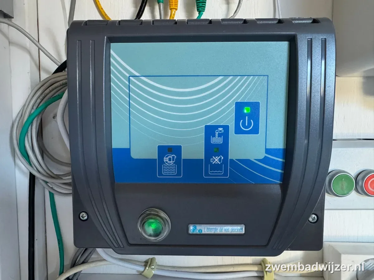 Automatische waterbijvuller met pictogrammen en een groene controlelamp