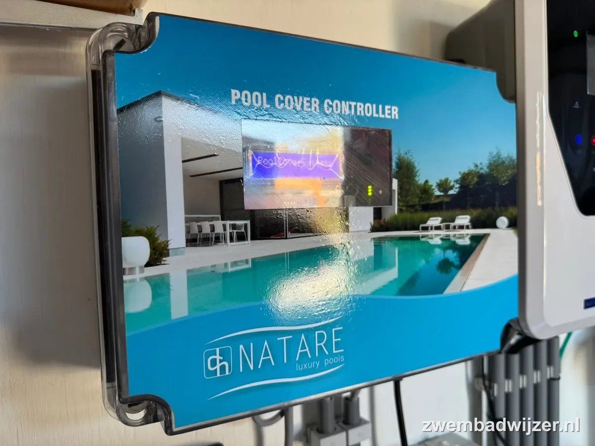 Natare Pool Cover Controller in een doorzichtige behuizing aan de muur