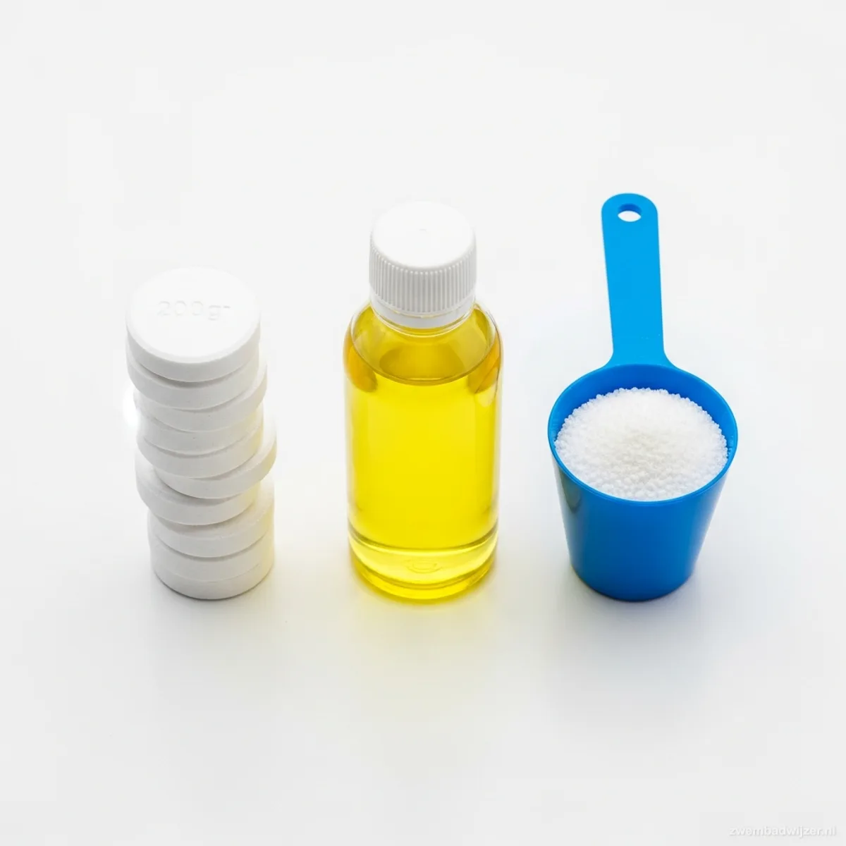 Drie vormen chloor: tabletten, vloeibaar en granulaat naast elkaar