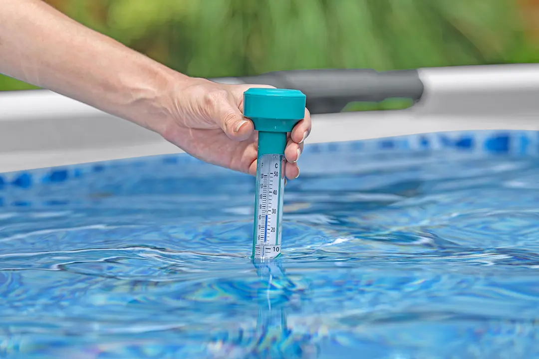 Floating pool thermometer for measuring water temperature